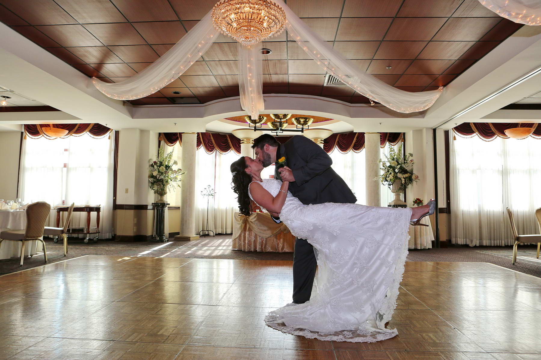 Knoll Country Club,Groom Dips Bride,NJ Wedding Photography